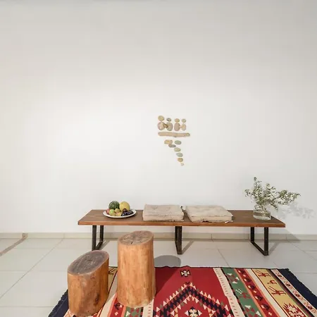 Akrolithos Apartment *